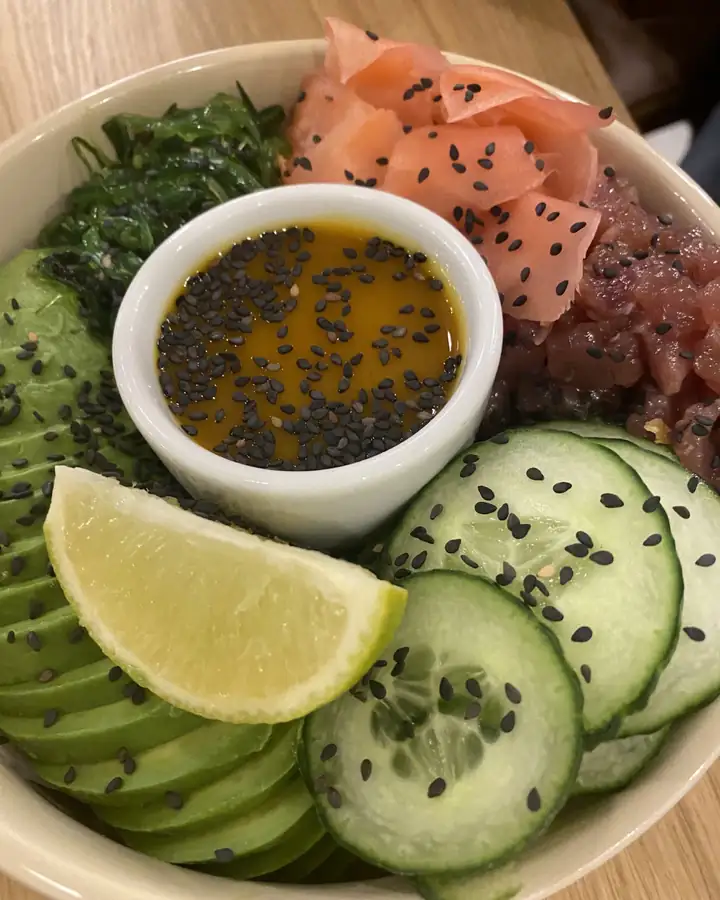 Tuna bowl with avocado, cucumber and lemon